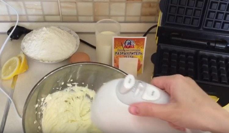 Batir la mantequilla con el azúcar con una batidora.
