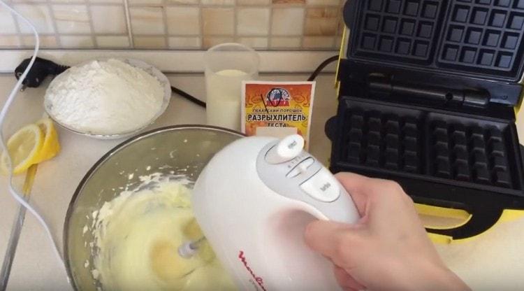 Ajouter les oeufs et battre le mélange jusqu'à consistance lisse.