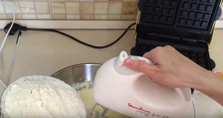 Introduisez la farine mélangée à la levure dans la pâte.