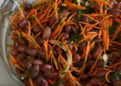 Délicieuse salade maigre avec des haricots et des carottes