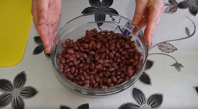 Ponga frijoles enlatados en un tazón.