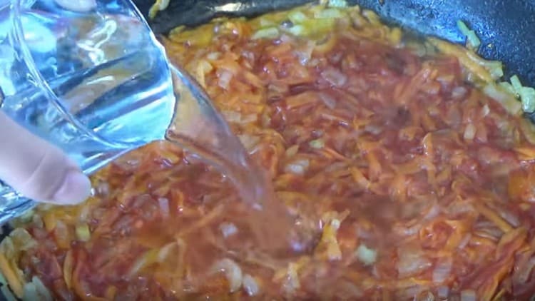 Verser les légumes avec la pâte de tomates dans un verre d'eau.