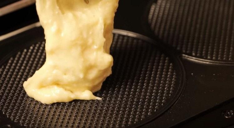 Mettez la pâte en petites portions dans un gaufrier, fermez le couvercle.