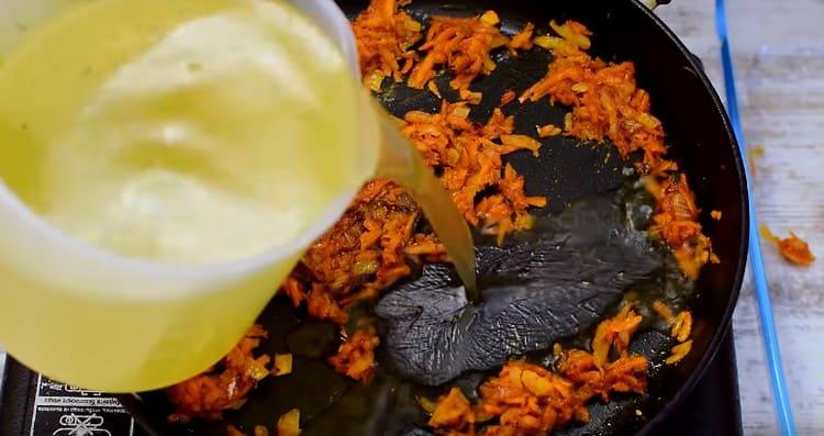 Nous introduisons le bouillon aux légumes avec de la farine, mélangez.