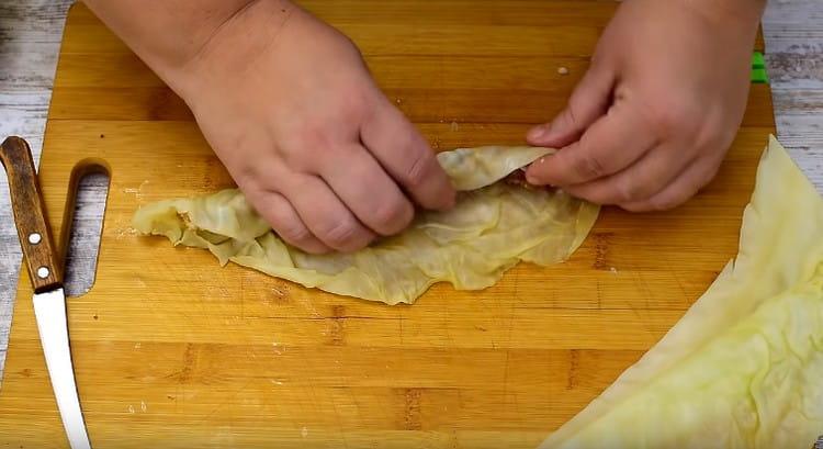 Giramos la hoja de col rellena con un rollo.