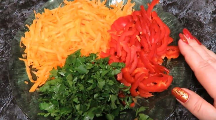 hacher le poivron, hacher les carottes et le persil.