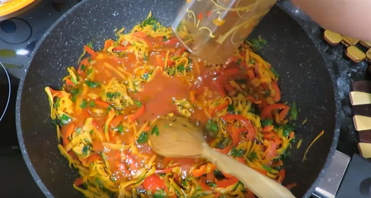 Ajouter le jus de tomate et le bouillon aux légumes.