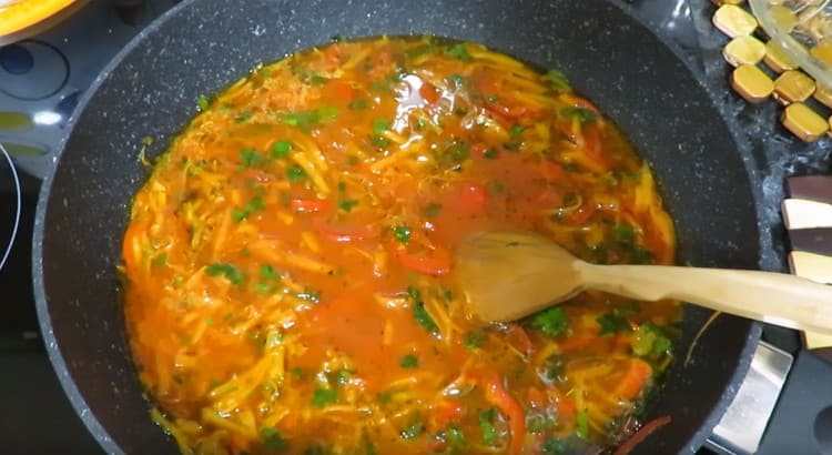 Guisar la salsa por unos minutos más.