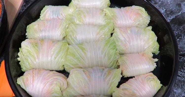 We form cabbage rolls and put them in a baking dish.