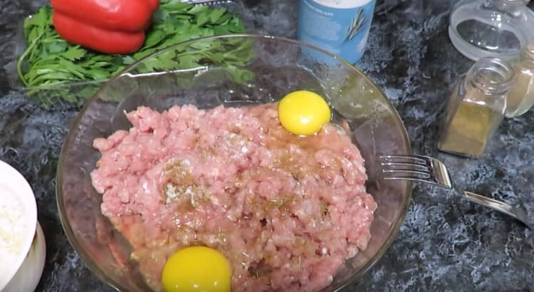 We beat out the eggs into the minced meat.