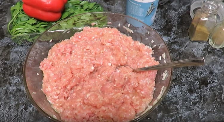 Mix the minced meat well.