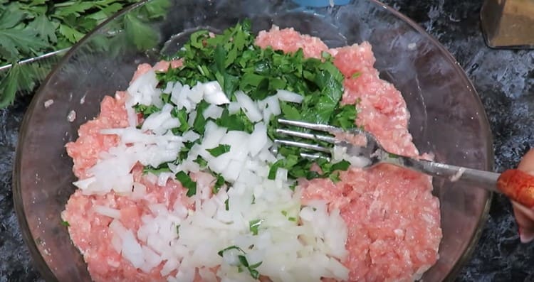Add chopped onion and parsley to the minced meat.