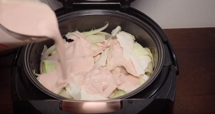 La salsa resultante, vierta el plato y encienda la olla de cocción lenta.