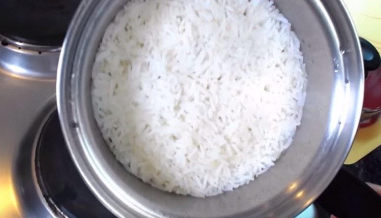 Cuire aussi le riz.