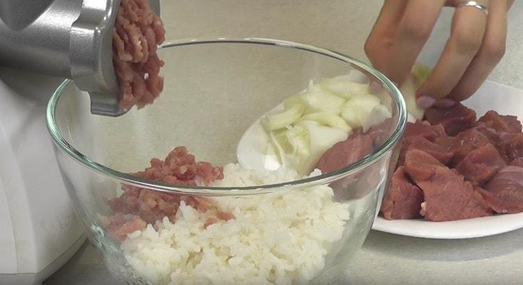 Pass the beef and onions through the meat grinder.