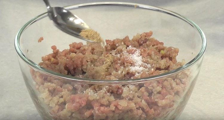 Pomiješajte rižu, mljeveno meso s lukom i začinima.