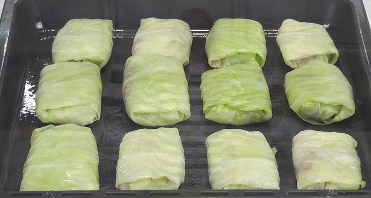 We put the formed cabbage rolls on a baking sheet and send it to the oven for half an hour.