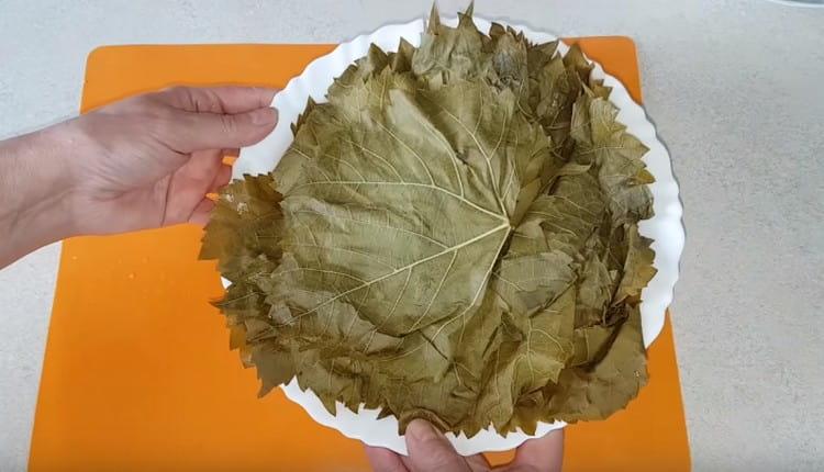 Ensuite, vous devez laisser tout le liquide s'écouler des feuilles.