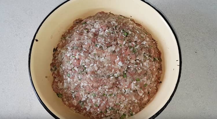 Stir the minced meat thoroughly.