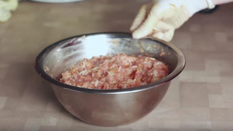 Incorporer la viande hachée avec des jantes et des légumes.