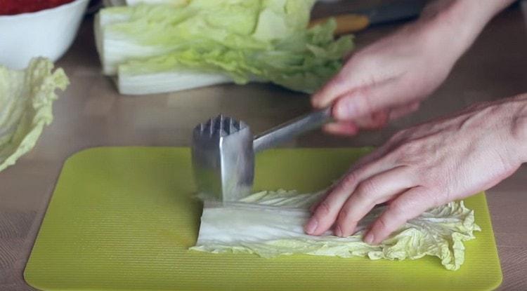 La partie condensée de la feuille de chou peut être éliminée avec un marteau de cuisine.