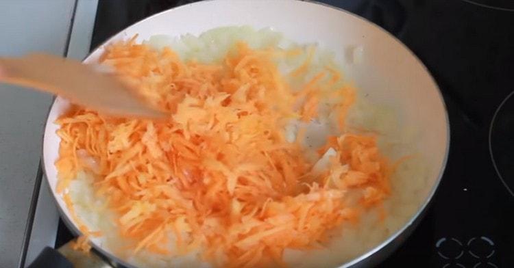 Dodajte naribanu mrkvu luk i pržite još nekoliko minuta.