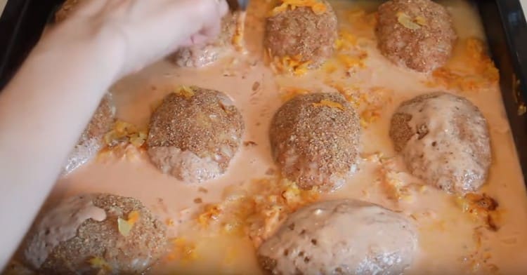 Pour the cabbage rolls on a baking sheet with sauce.