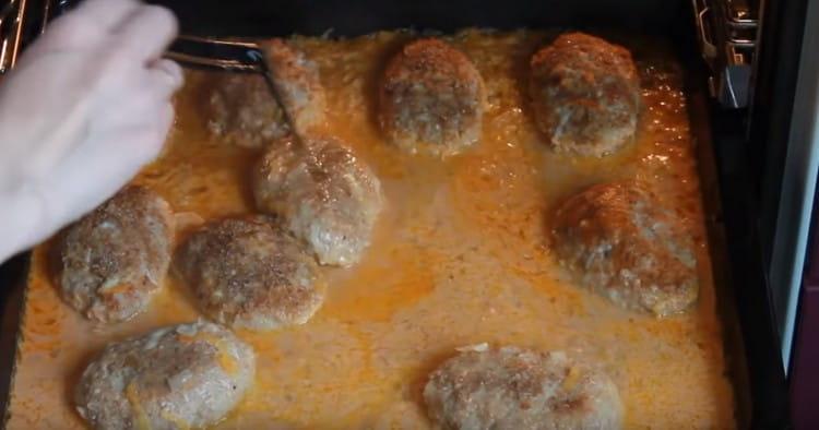 In the process of baking, cabbage rolls will need to be flipped to the other side.