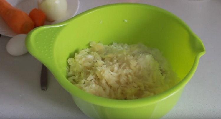 We mix minced meat, rice and cabbage in one container.