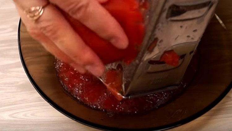 Op een rasp wrijven we ook tomaten, we gooien een schil weg.