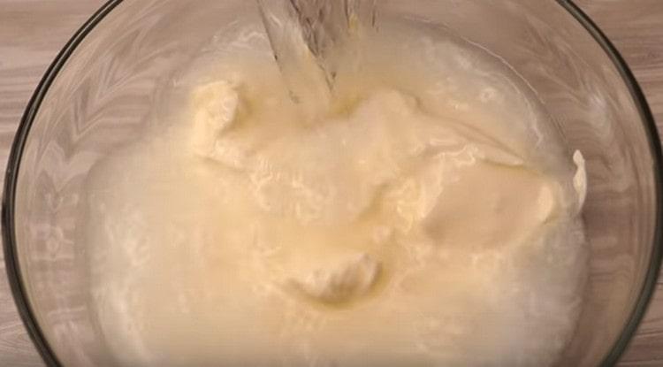 Mezclar la crema agria con agua.
