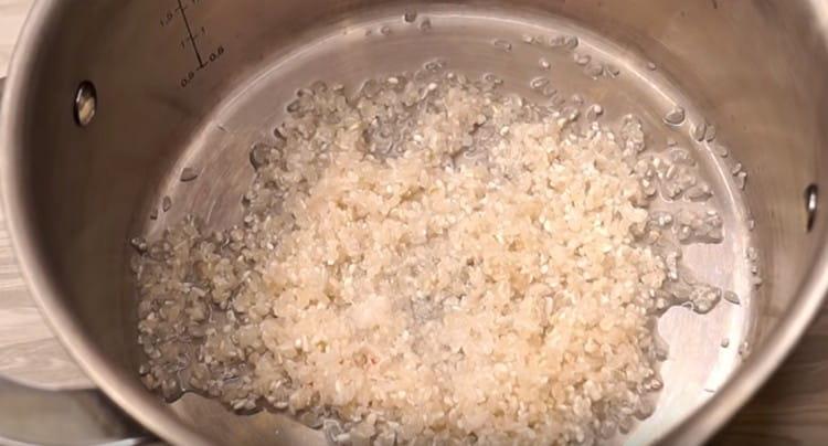 Nous lavons le riz et faisons cuire à moitié.