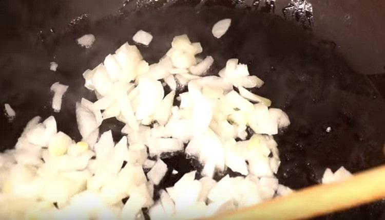 Freír la cebolla previamente picada en una sartén.
