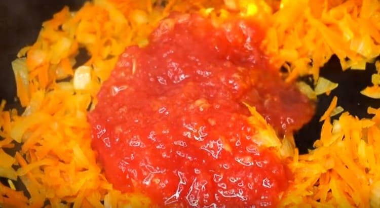 Voeg wortels toe aan de ui in de pan en na een paar minuten gehakte tomaten.