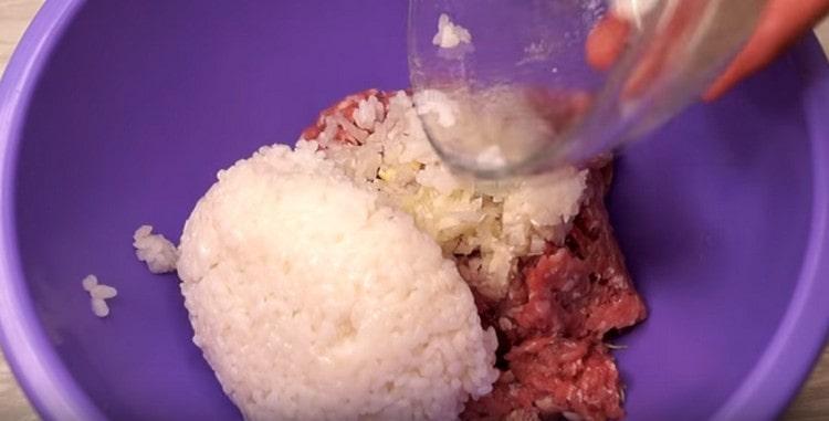 En un bol combinamos carne picada, cebolla con ajo y arroz.