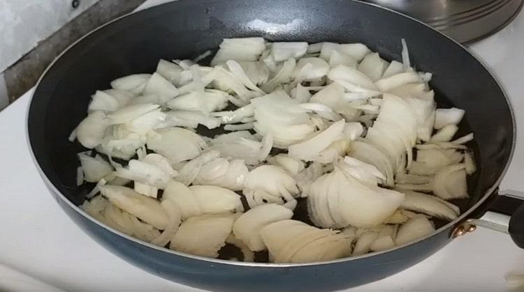 Extienda la cebolla y fría en una sartén.