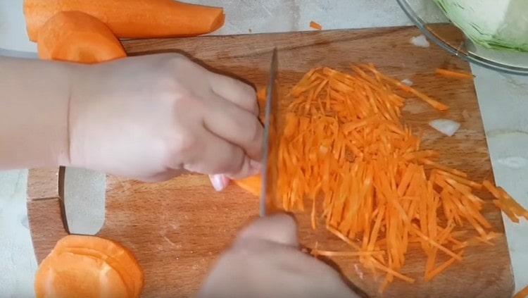 Cortar las zanahorias en tiras pequeñas.