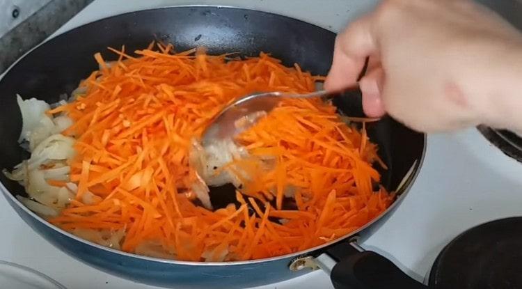 Agregue las zanahorias a la sartén con las cebollas.