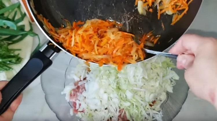 We shift half the vegetable frying to the minced meat with cabbage and rice.