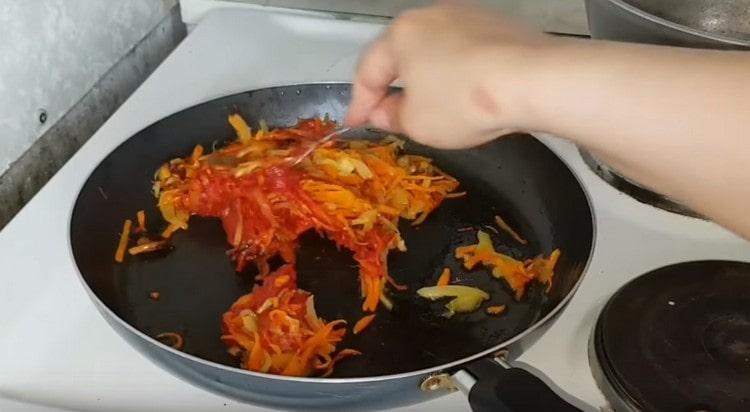 Magdagdag ng tomato paste sa natitirang mga gulay sa kawali.