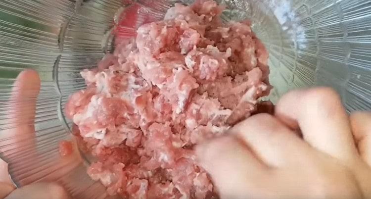 Extienda la carne picada en un tazón.
