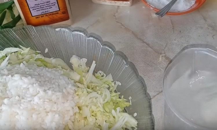 Agregue arroz a la carne picada.