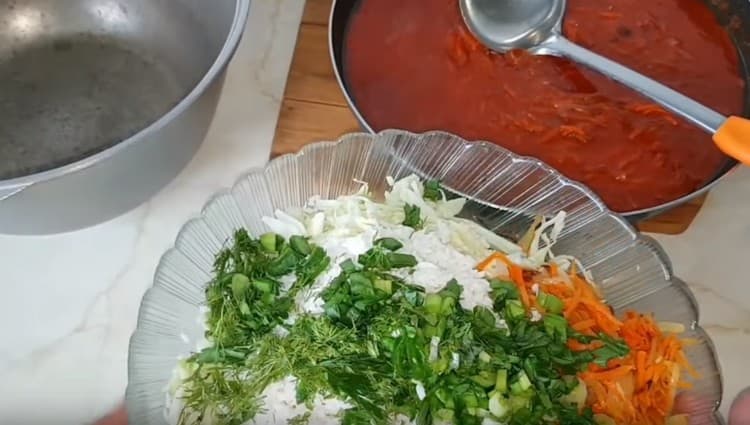 Agregue verduras picadas a la carne picada.