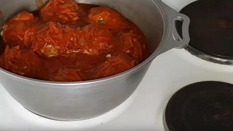 We put stuffed cabbage to stew under the lid.