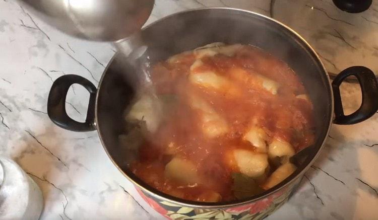 Verser le chou farci dans une casserole avec de l'eau bouillante et l'envoyer au poêle.
