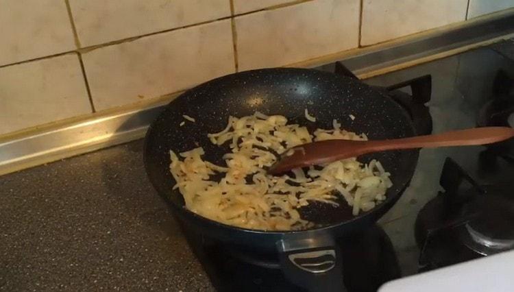 Separately, sow chopped onions in a pan.