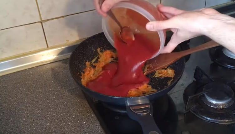 Agregue la pasta de tomate diluida con agua y sal a la sartén.