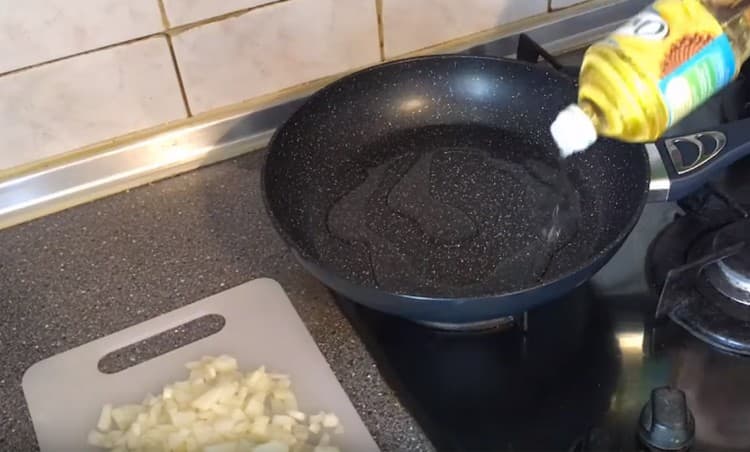 Calentamos la sartén, vertimos el aceite vegetal.