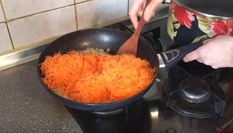 Agregue las zanahorias a la sartén a la cebolla.