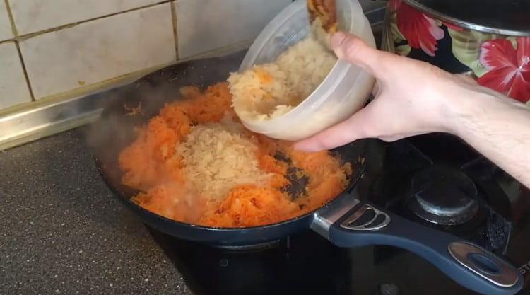 Add washed rice to the vegetables.